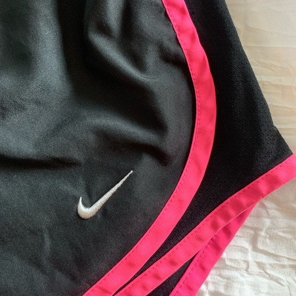 Nike Women’s Tempo Shorts - Picture 2 of 4